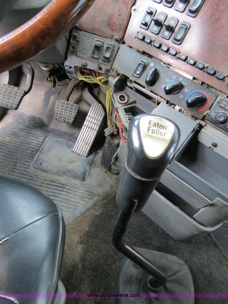 image for item B4568 2001 Freightliner C120 semi truck