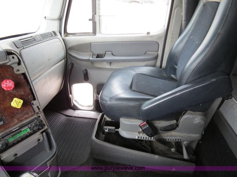 image for item B4568 2001 Freightliner C120 semi truck