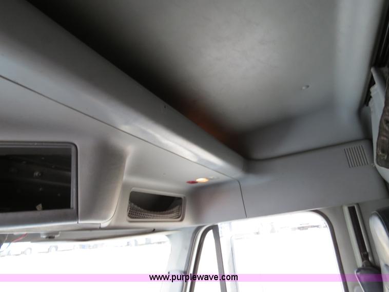 image for item B4568 2001 Freightliner C120 semi truck