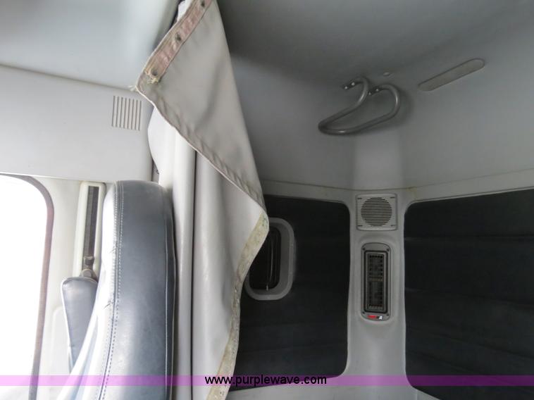 image for item B4568 2001 Freightliner C120 semi truck