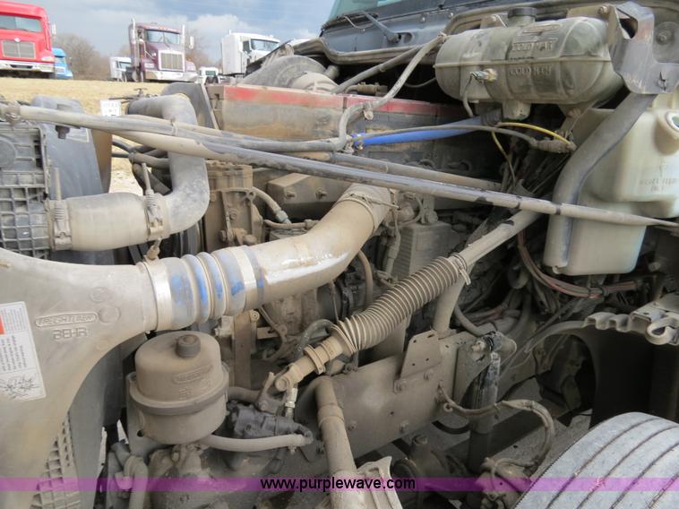 image for item B4568 2001 Freightliner C120 semi truck