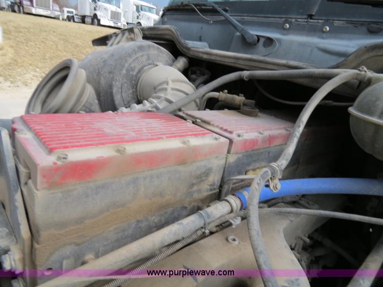 image for item B4568 2001 Freightliner C120 semi truck