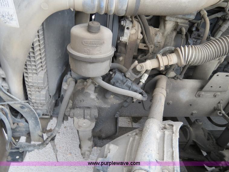 image for item B4568 2001 Freightliner C120 semi truck