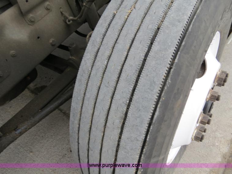 image for item B4568 2001 Freightliner C120 semi truck