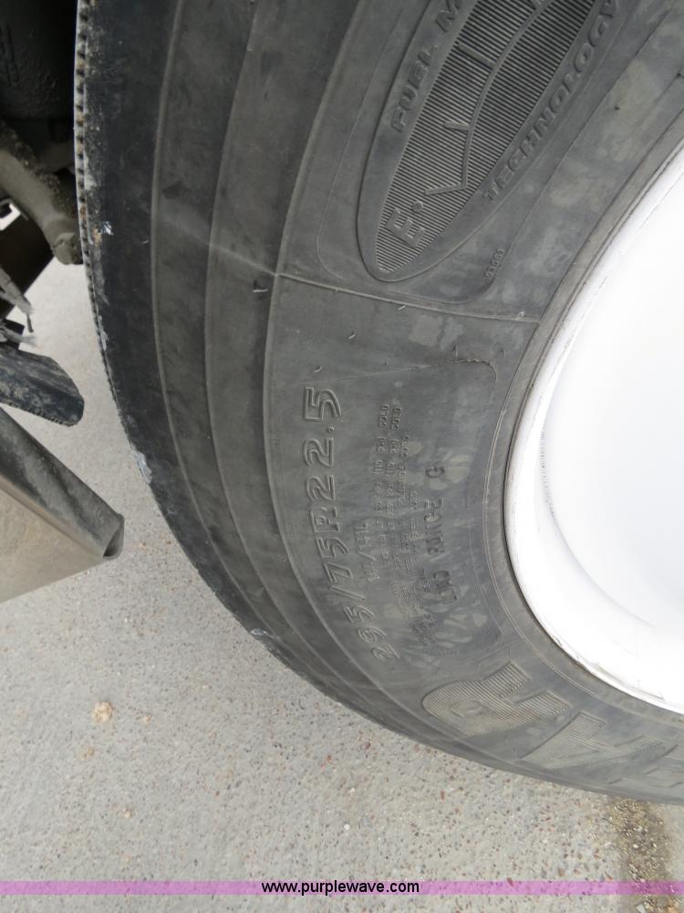 image for item B4568 2001 Freightliner C120 semi truck