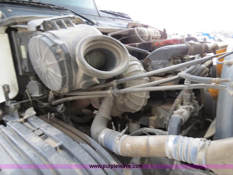 image for item B4568 2001 Freightliner C120 semi truck