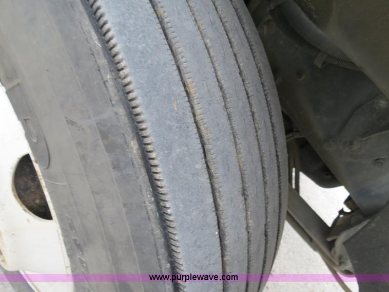 image for item B4568 2001 Freightliner C120 semi truck