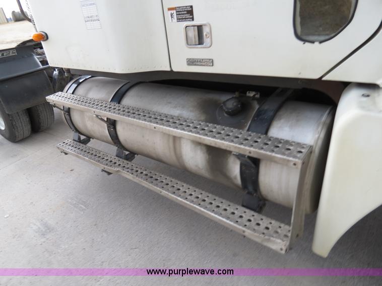 image for item B4568 2001 Freightliner C120 semi truck