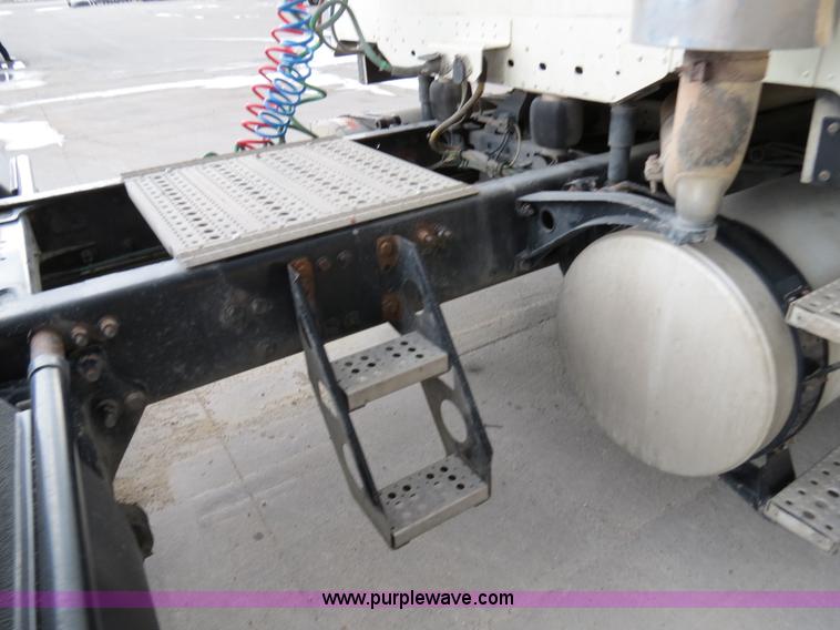 image for item B4568 2001 Freightliner C120 semi truck