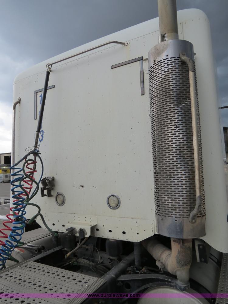 image for item B4568 2001 Freightliner C120 semi truck