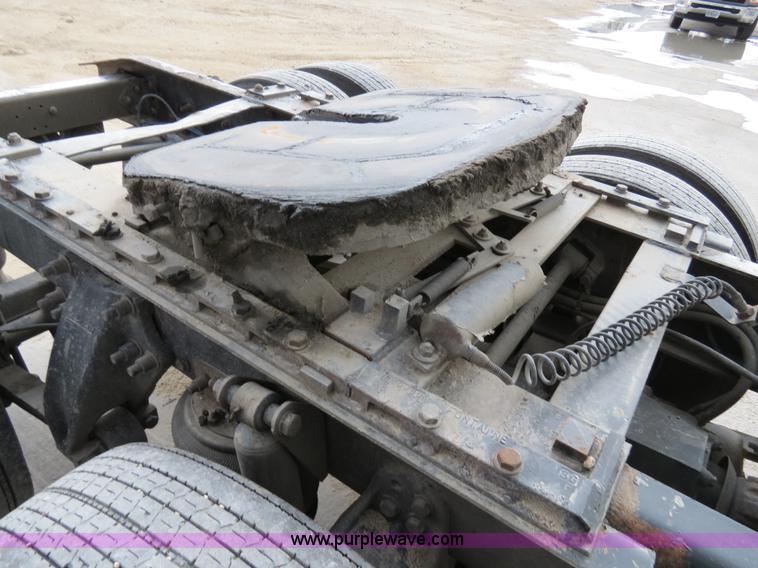 image for item B4568 2001 Freightliner C120 semi truck