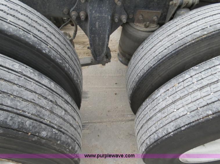 image for item B4568 2001 Freightliner C120 semi truck