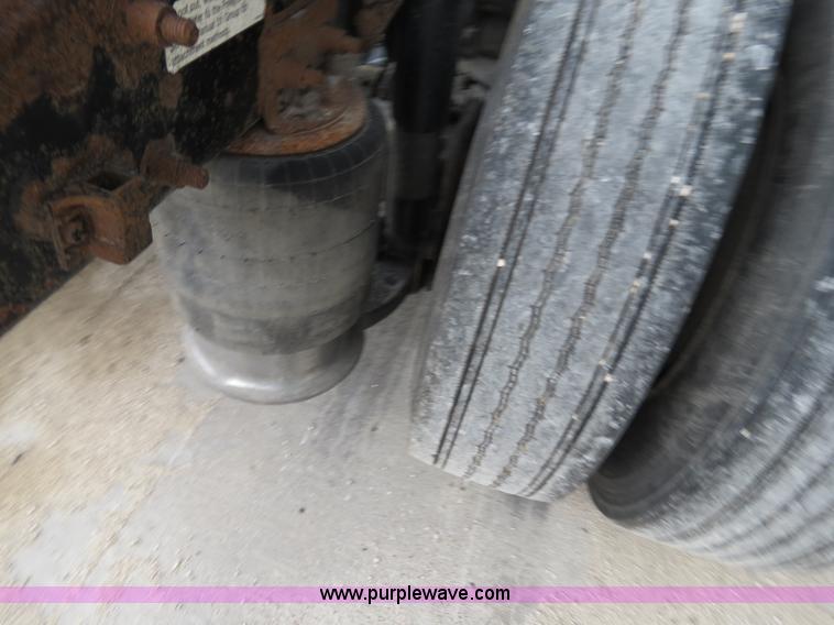 image for item B4568 2001 Freightliner C120 semi truck