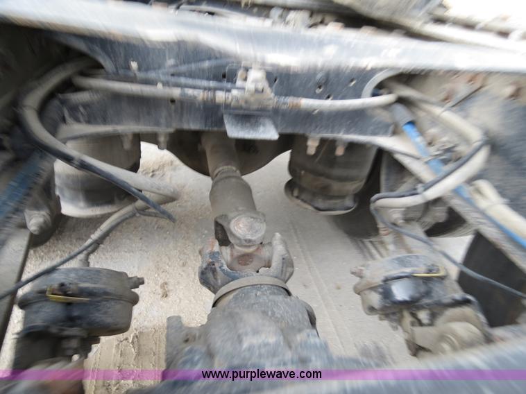 image for item B4568 2001 Freightliner C120 semi truck