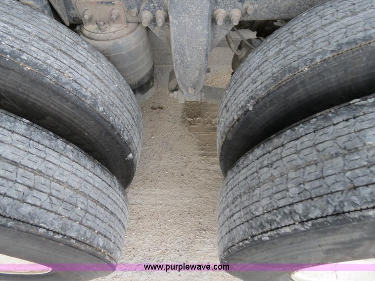 image for item B4568 2001 Freightliner C120 semi truck