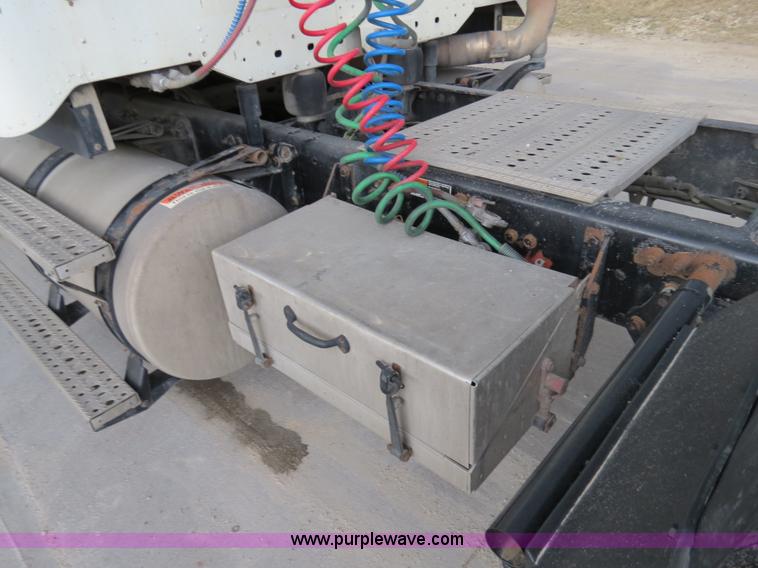 image for item B4568 2001 Freightliner C120 semi truck