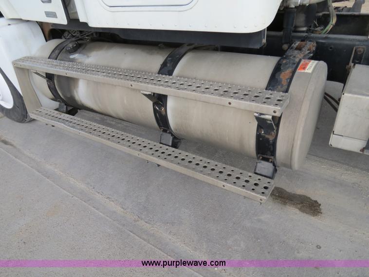 image for item B4568 2001 Freightliner C120 semi truck