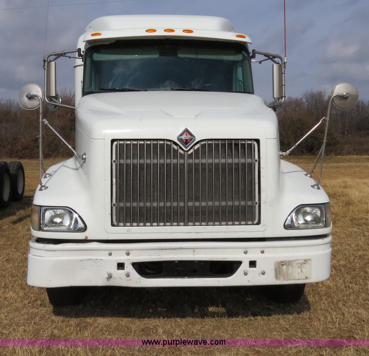 image for item B4569 2007 International 9400i semi truck