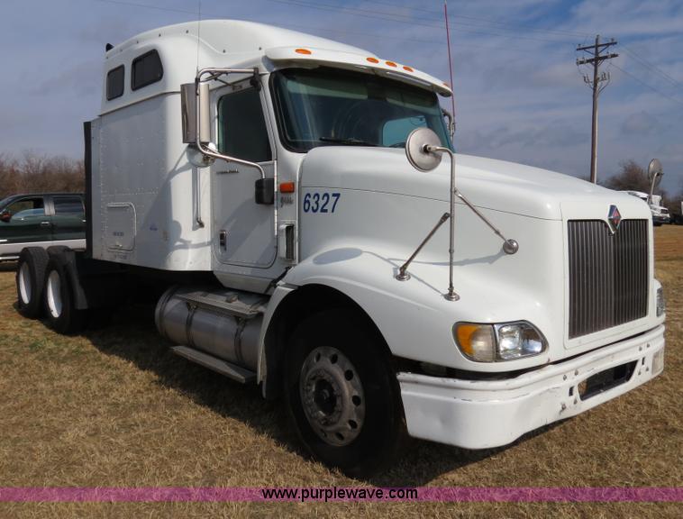 image for item B4569 2007 International 9400i semi truck