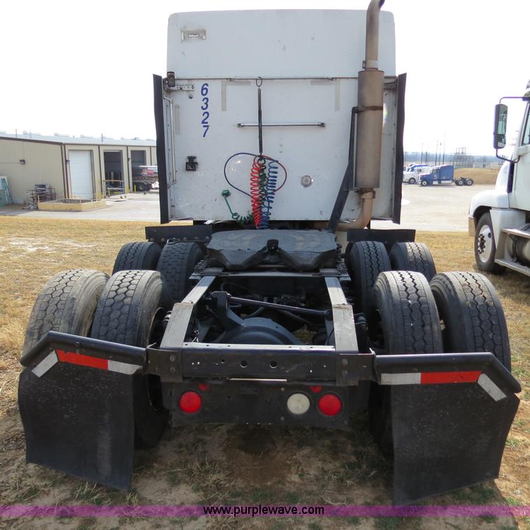 image for item B4569 2007 International 9400i semi truck