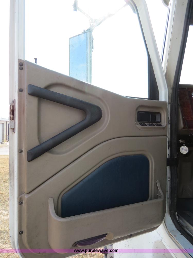 image for item B4569 2007 International 9400i semi truck