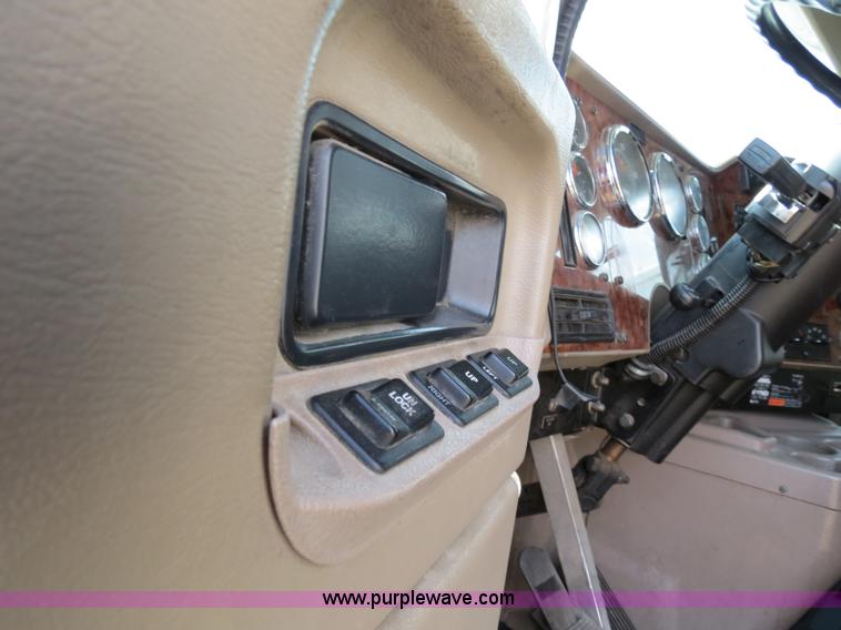 image for item B4569 2007 International 9400i semi truck