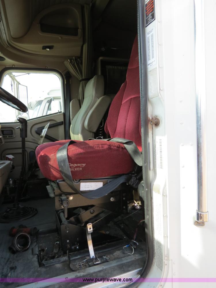 image for item B4569 2007 International 9400i semi truck