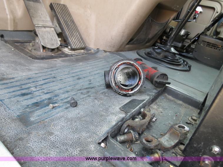 image for item B4569 2007 International 9400i semi truck