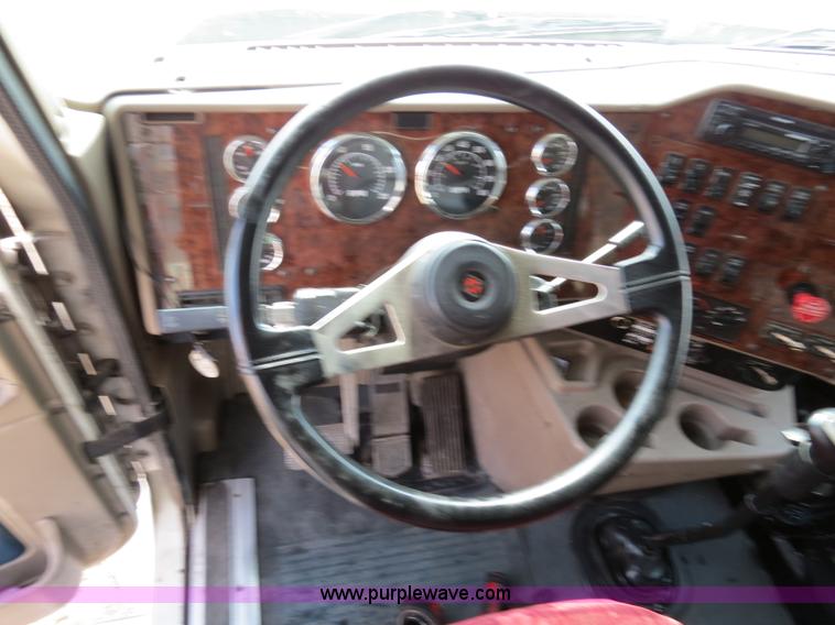 image for item B4569 2007 International 9400i semi truck