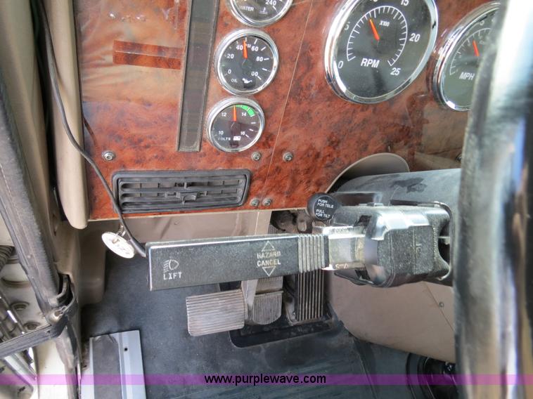 image for item B4569 2007 International 9400i semi truck