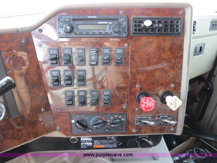 image for item B4569 2007 International 9400i semi truck