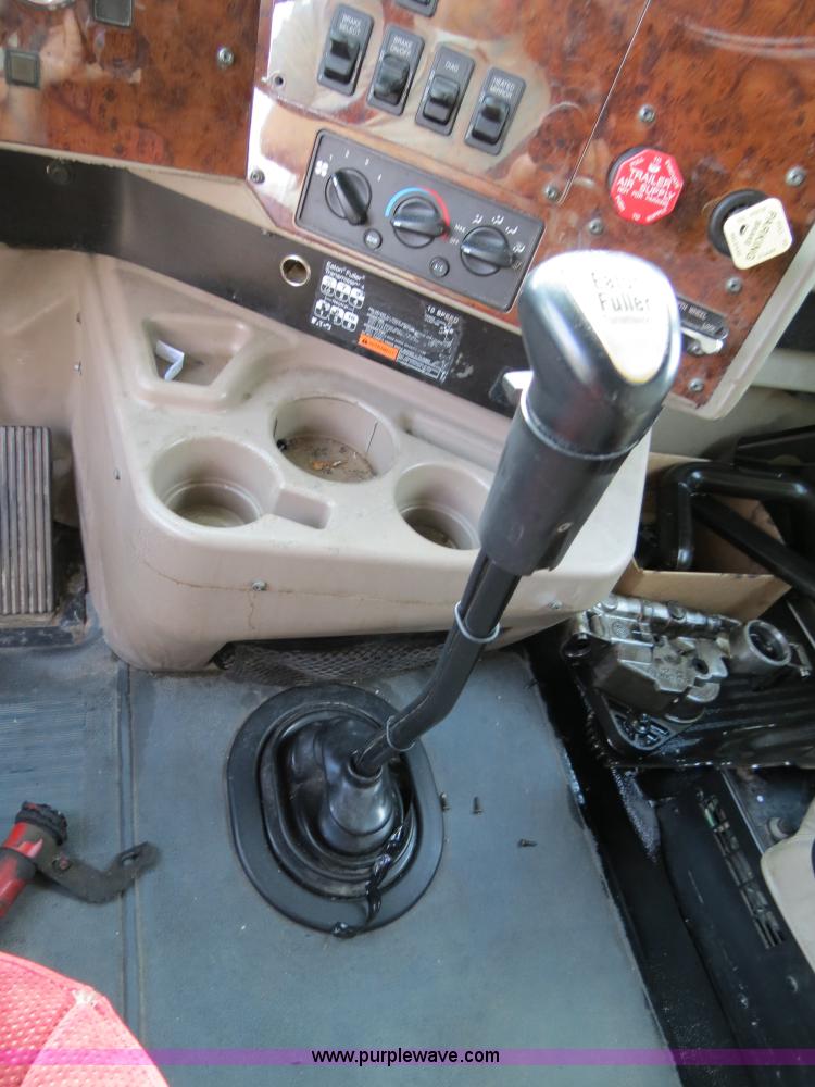 image for item B4569 2007 International 9400i semi truck