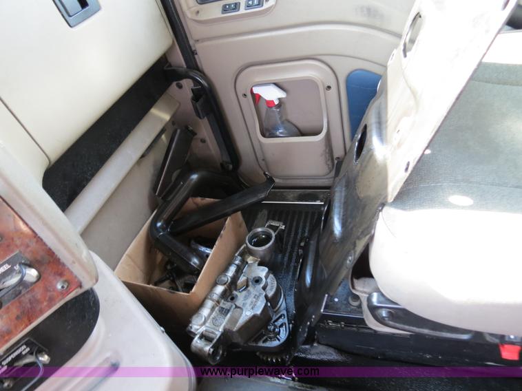 image for item B4569 2007 International 9400i semi truck