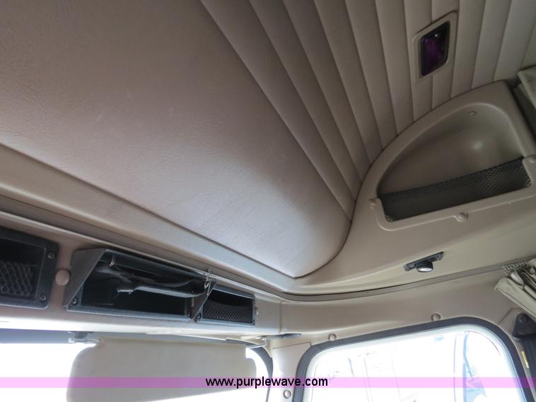 image for item B4569 2007 International 9400i semi truck