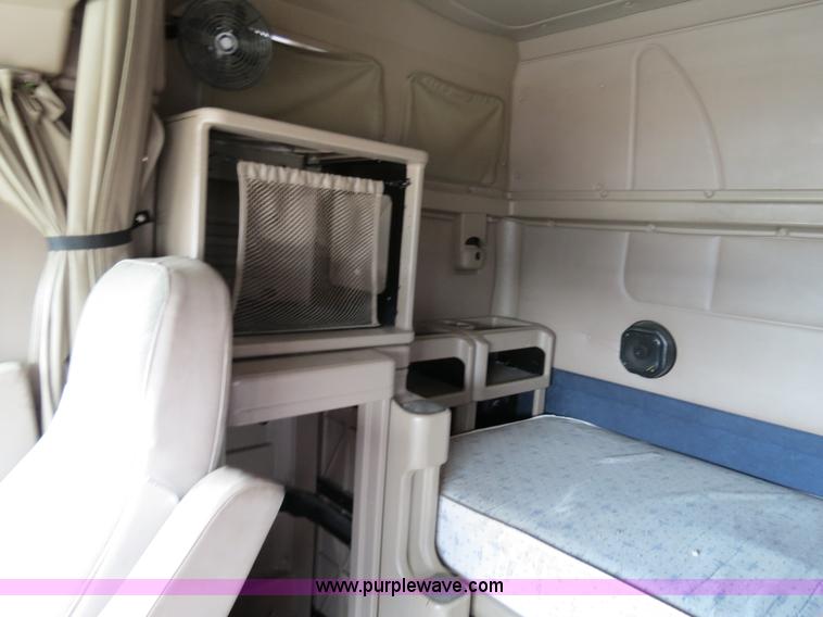 image for item B4569 2007 International 9400i semi truck