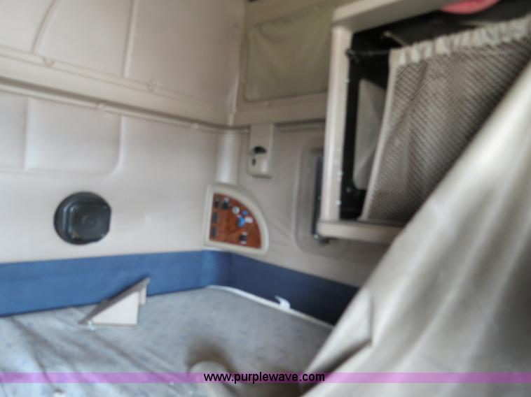 image for item B4569 2007 International 9400i semi truck