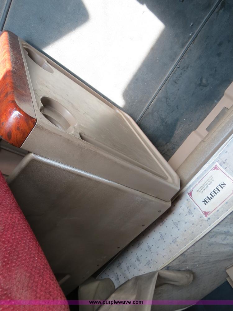 image for item B4569 2007 International 9400i semi truck