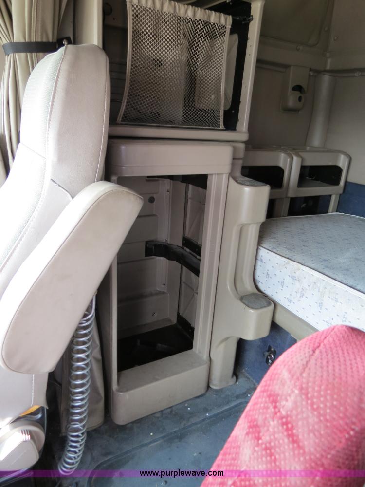 image for item B4569 2007 International 9400i semi truck