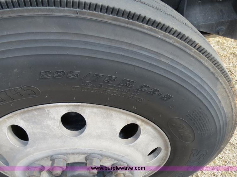 image for item B4569 2007 International 9400i semi truck