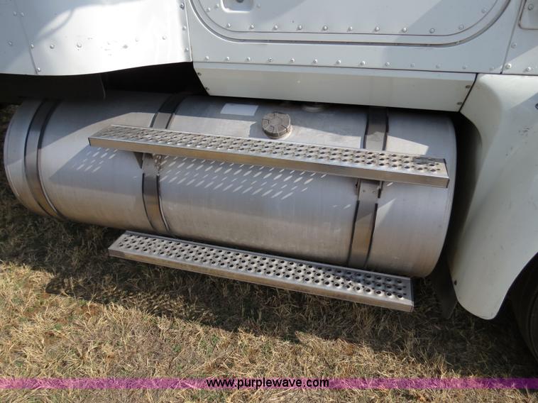 image for item B4569 2007 International 9400i semi truck