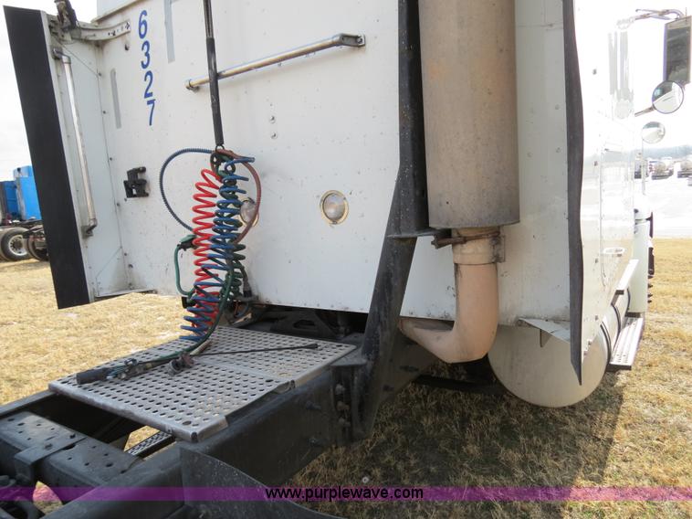 image for item B4569 2007 International 9400i semi truck