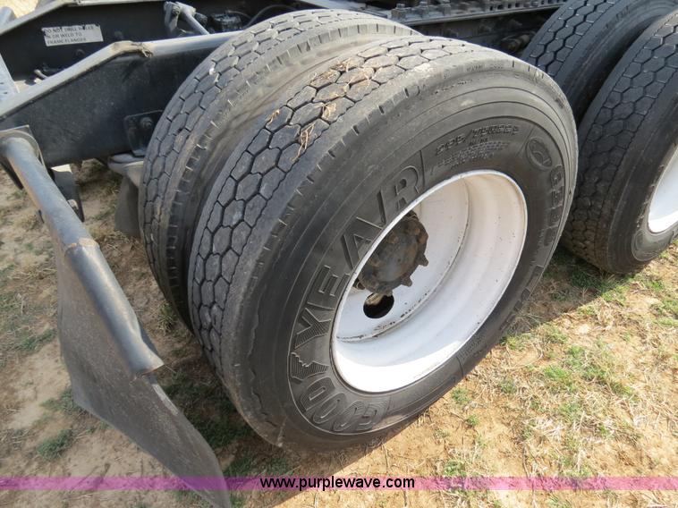 image for item B4569 2007 International 9400i semi truck