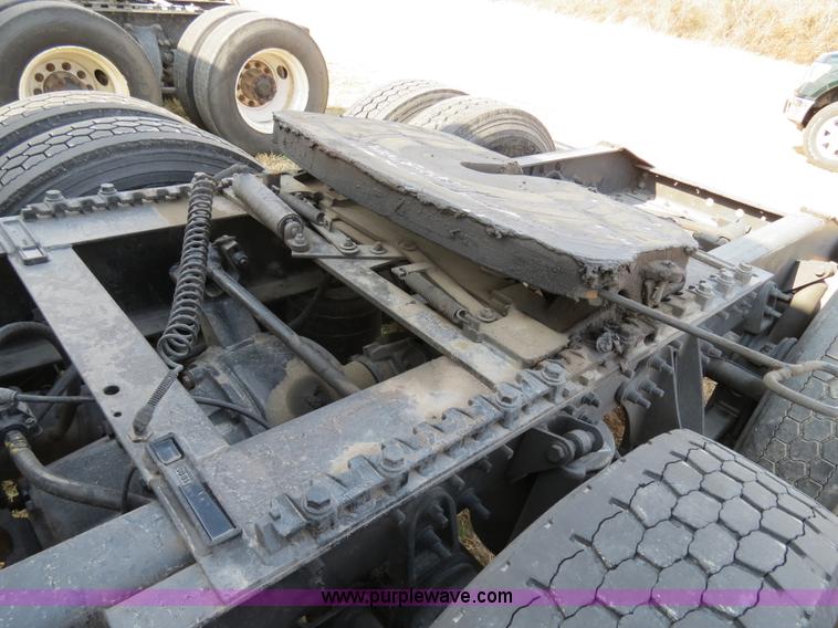 image for item B4569 2007 International 9400i semi truck