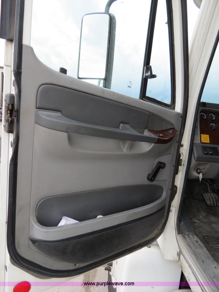 image for item B4570 2003 Freightliner ST120 semi truck