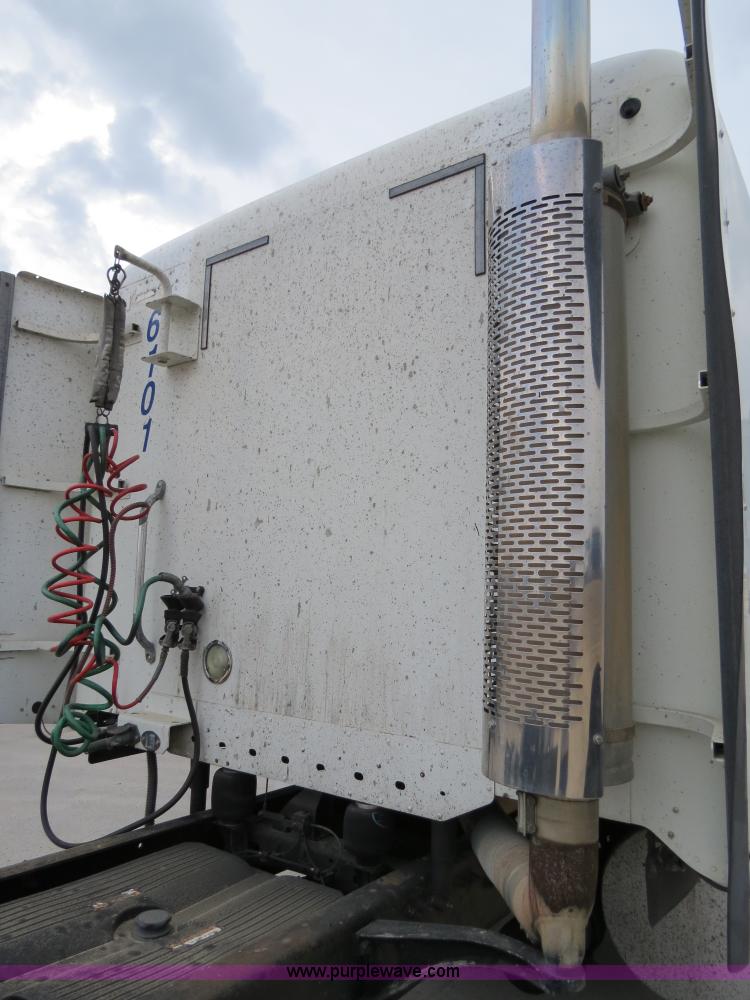 image for item B4570 2003 Freightliner ST120 semi truck