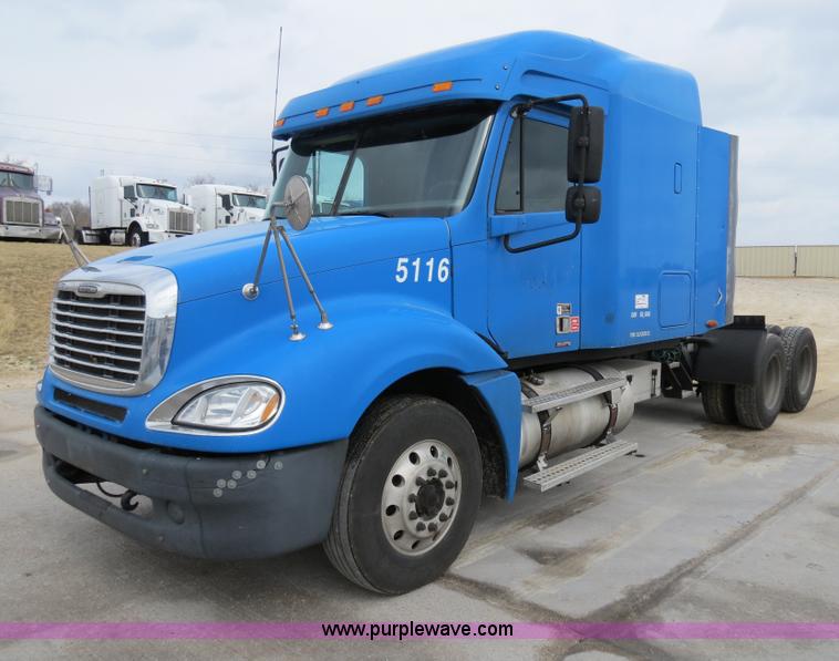 image for item B4571 2003 Freightliner Columbia semi truck