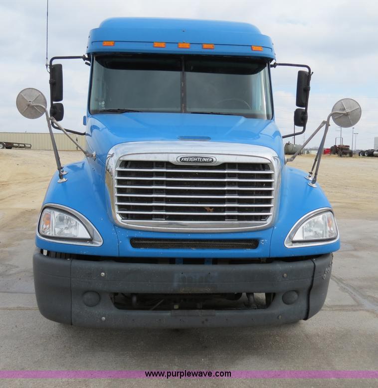 image for item B4571 2003 Freightliner Columbia semi truck