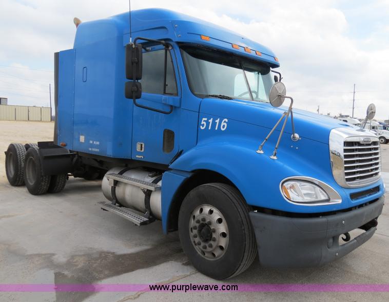 image for item B4571 2003 Freightliner Columbia semi truck