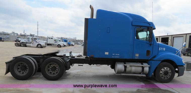 image for item B4571 2003 Freightliner Columbia semi truck