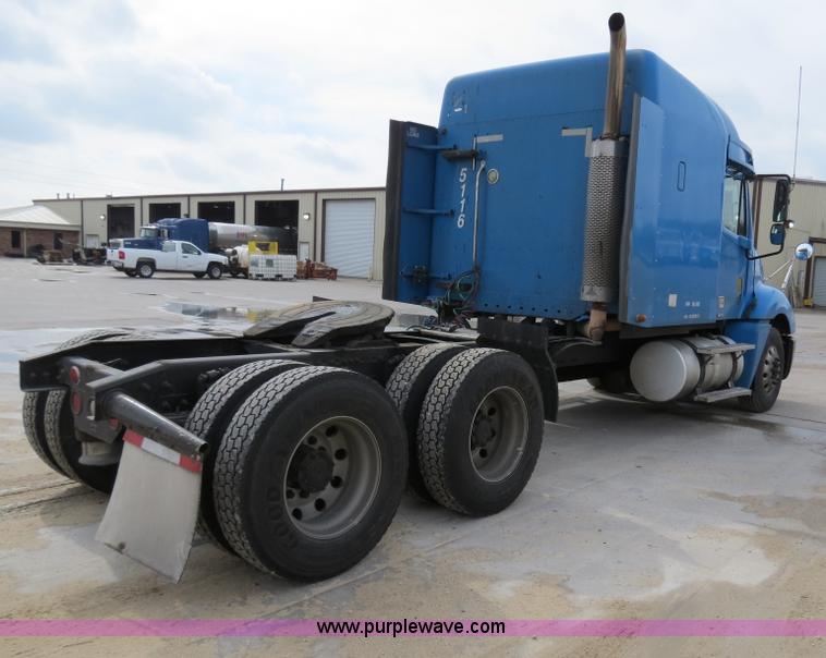 image for item B4571 2003 Freightliner Columbia semi truck